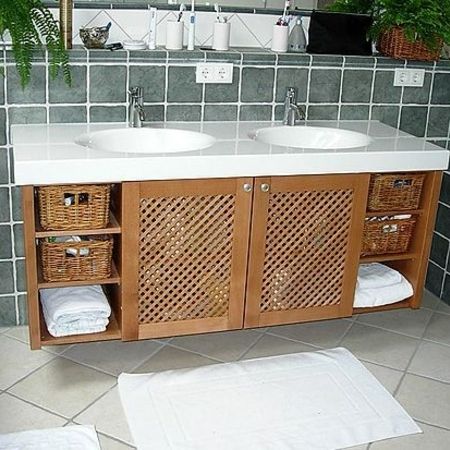 Waschbeckenunterschrank mit Fächern für Körbe