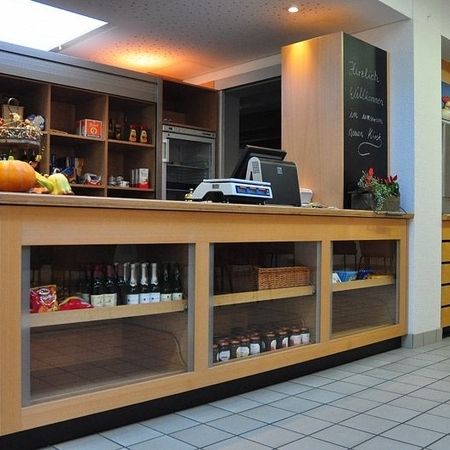Kiosktheke, in bestehende Rezeptionsmöbel integriert